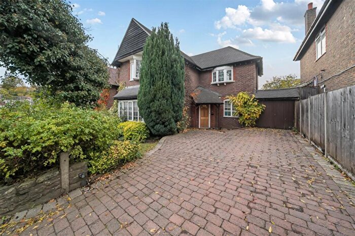 House For Sale In Woodfield Hill, Coulsdon, CR5