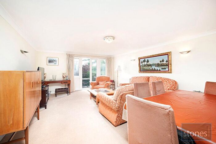 3 Bedroom Apartment For Sale In Hendon Lane, London, N3