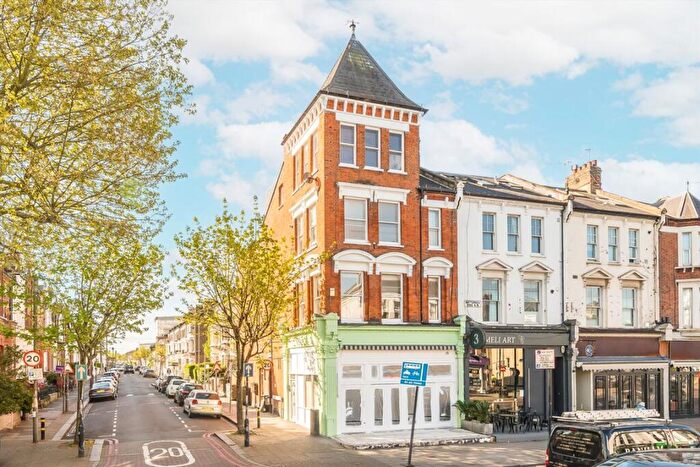 2 Bedroom Flat To Rent In Battersea Rise, Clapham, SW11