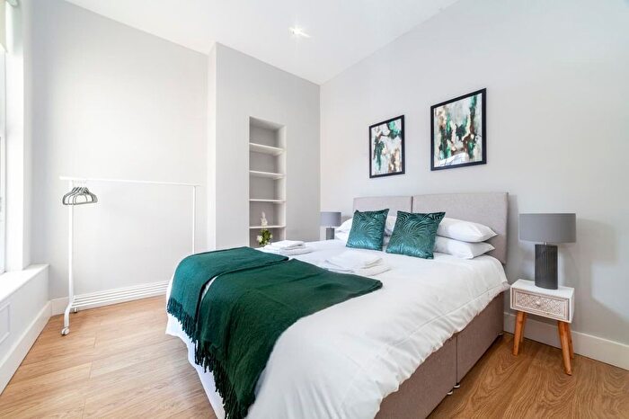 2 Bedroom Flat To Rent In North End Road, London, SW6