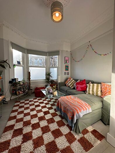 2 Bedroom Flat To Rent In Perran Road, London, SW2