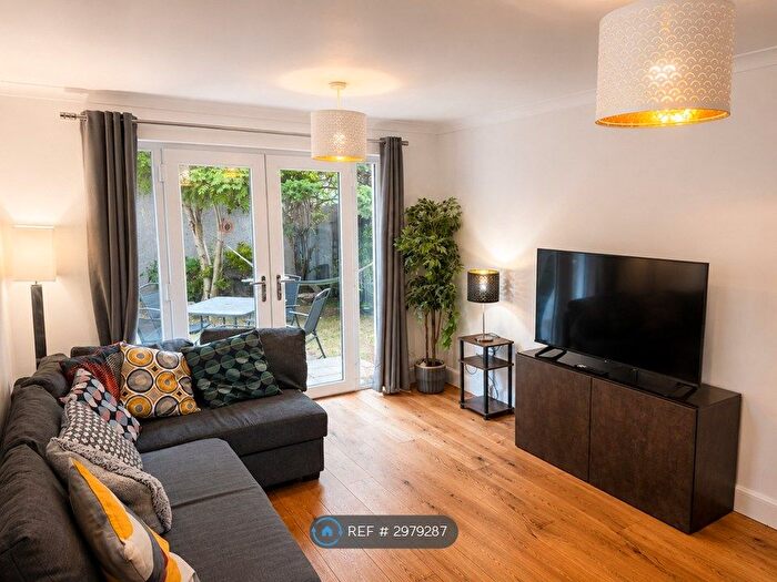 2 Bedroom Flat To Rent In James Square, Edinburgh, EH11