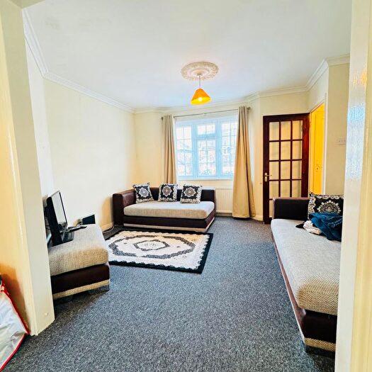 3 Bedroom Semi-Detached House To Rent In Oakdene Road, Uxbridge, UB10