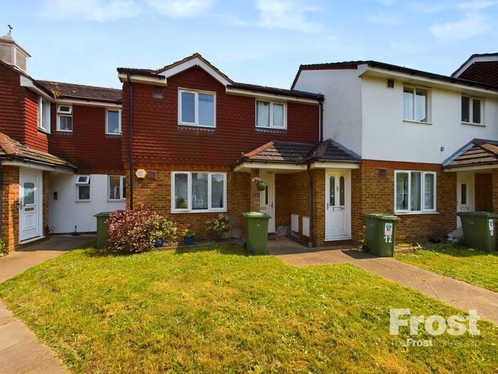1 Bedroom Maisonette For Sale In Cleveland Park, Staines-Upon-Thames, Surrey, TW19