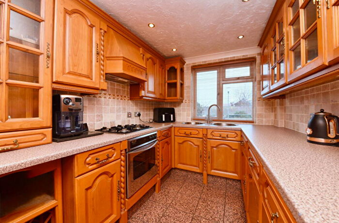 2 Bedroom Maisonette For Sale In Russells Ride, Cheshunt, Hertfordshire, EN8