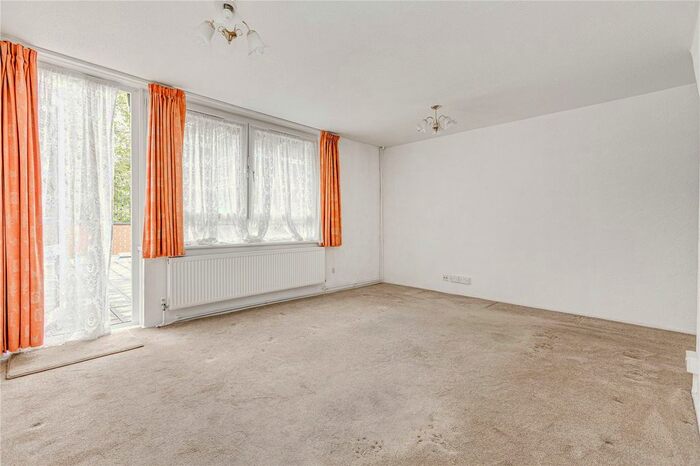 3 Bedroom Flat To Rent In Battersea Bridge Road, St. Mary's Park, SW11