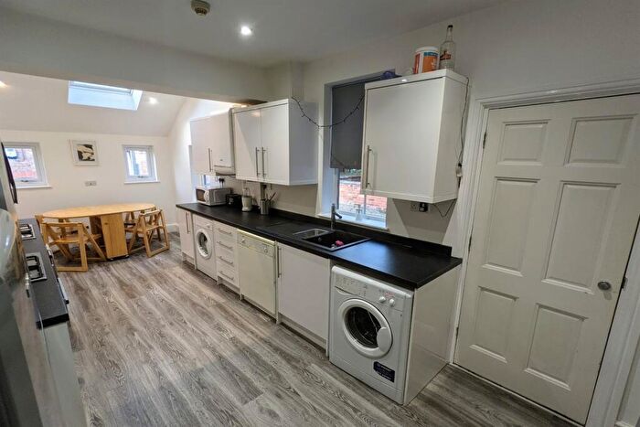 6 Bedroom Semi Detached House To Rent In Derby Road, NG7