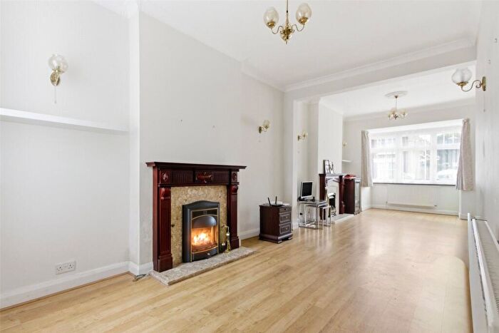 4 Bedroom House For Sale In Warwick Road, London, N11