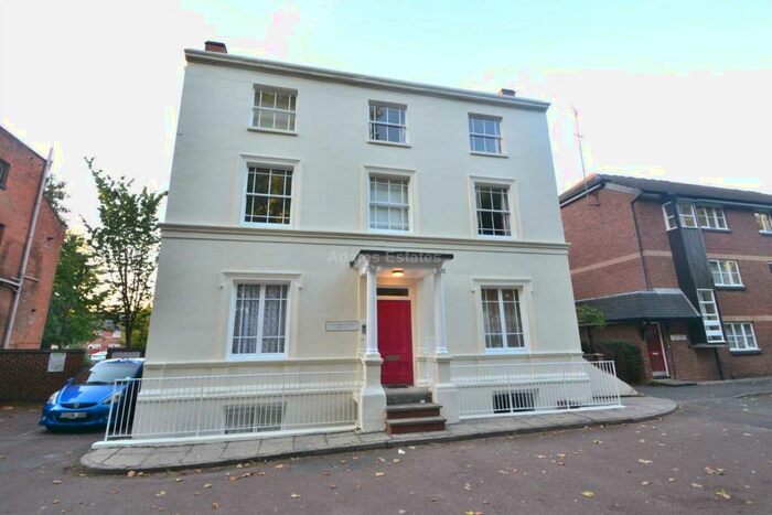 2 Bedroom Flat To Rent In Gullane Court, Murfield Close, London Road, Reading, RG1