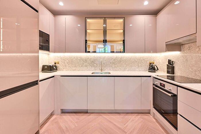 2 Bedroom Flat To Rent In Royal Crescent, Holland Park, London, W11