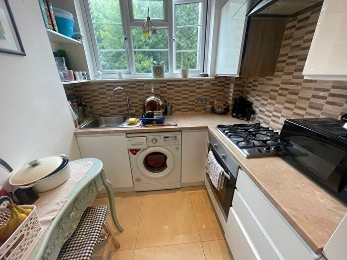 2 Bedroom Flat To Rent In Risborough Close, Muswell Hill, London, N10