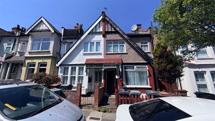1 Bedroom Flat For Sale In Lyndhurst Road, London, E4