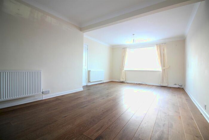 4 Bedroom Semi-Detached House To Rent In Beaufort Gardens, Hounslow, TW5