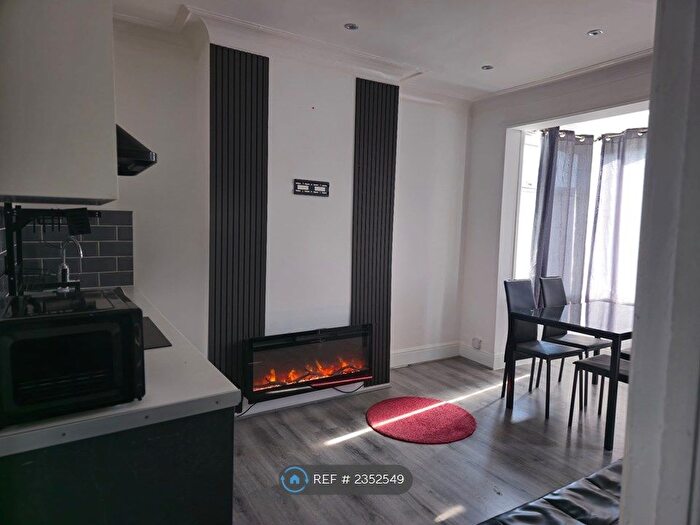 2 Bedroom Flat To Rent In Fairfax Drive, Westcliff-On-Sea, SS0