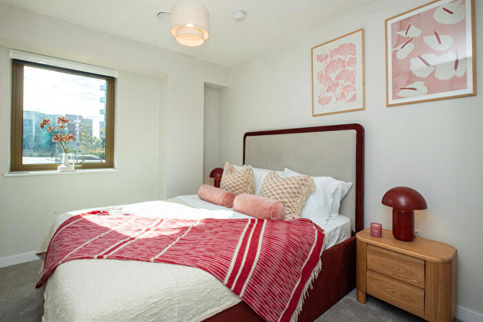 2 Bedroom Apartment To Rent In Emporium House East, Alloway Courtyard, Weldale Street, Reading, RG1