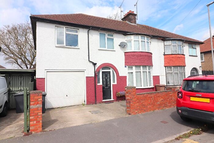 5 Bedroom Semi Detached House For Sale In Fitzroy Avenue, Luton, Bedfordshire, LU3