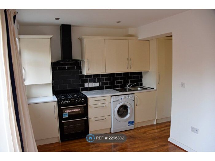 1 Bedroom Flat To Rent In Lovelace Gardens, Surbiton, KT6