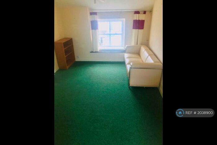 2 Bedroom Flat To Rent In Sycamore Street, Newcastle Emlyn, SA38