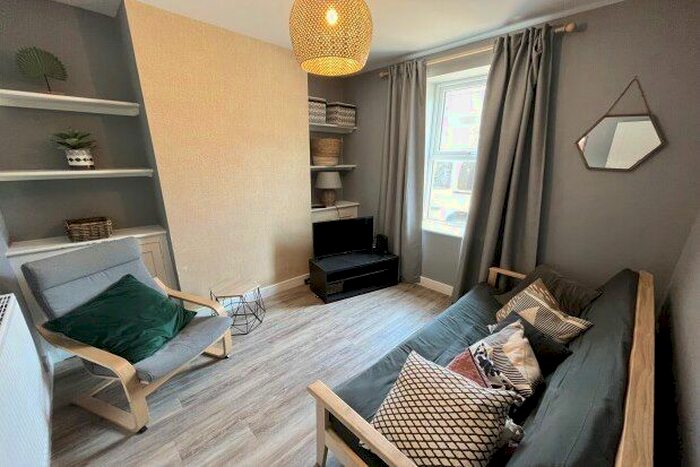 2 Bedroom Property To Rent In Gwendoline Street, Caerdydd, CF24