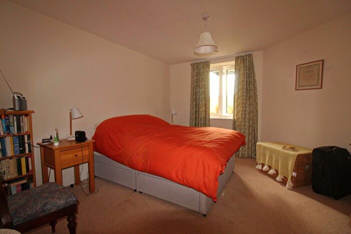 2 Bedroom Flat For Sale In Applegate House, Trowbridge, BA14