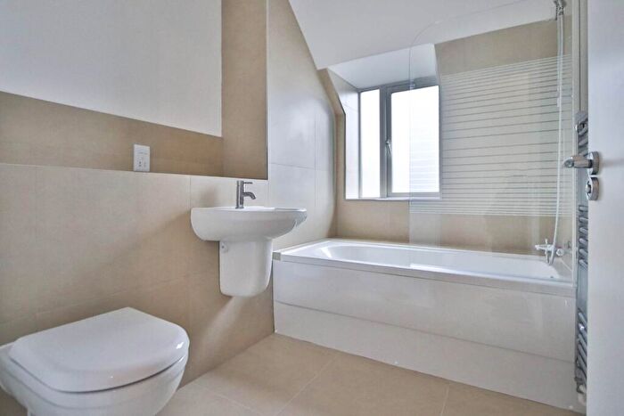 1 Bedroom Flat To Rent In Emerson Mews, New Malden, KT3