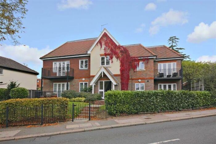 3 Bedroom Flat To Rent In Fairmead Lodge, Enfield, EN2