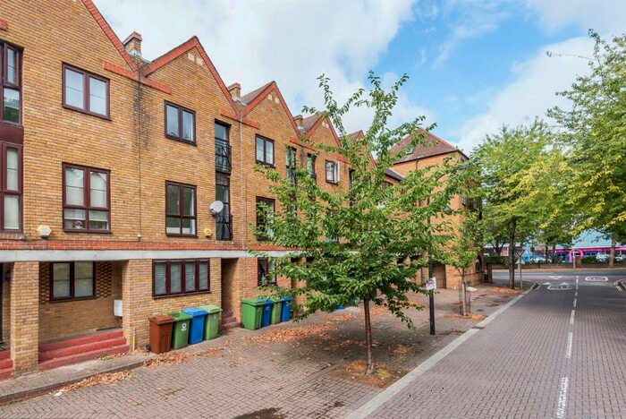 4 Bedroom Town House To Rent In Brunswick Quay, Surrey Quays, SE16