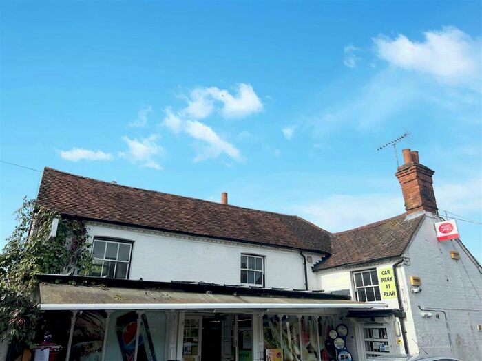 2 Bedroom Flat To Rent In Broadwater Lane, Hurst, RG10