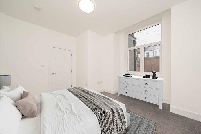2 Bedroom Flat For Sale In Berrymead Gardens, Acton, W3