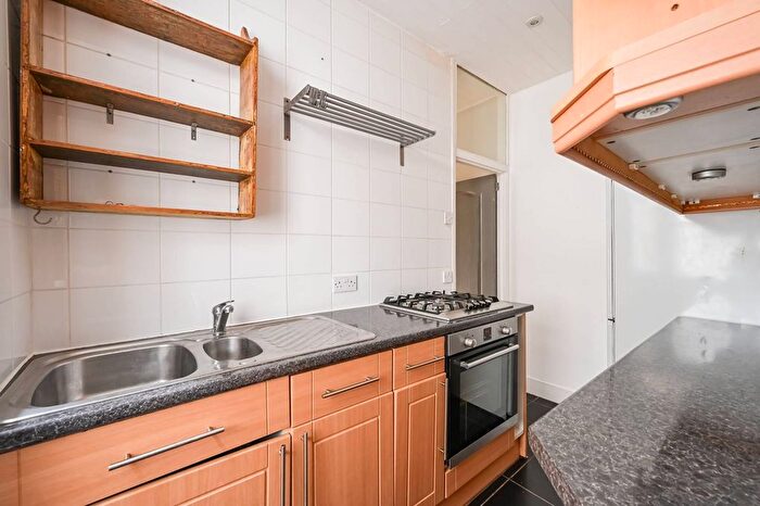 2 Bedroom Flat To Rent In Fairbourne Road, Tottenham, London, N17