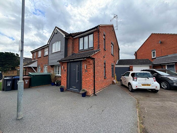 4 Bedroom Semi-Detached House To Rent In Nash Close, Welham Green, AL9