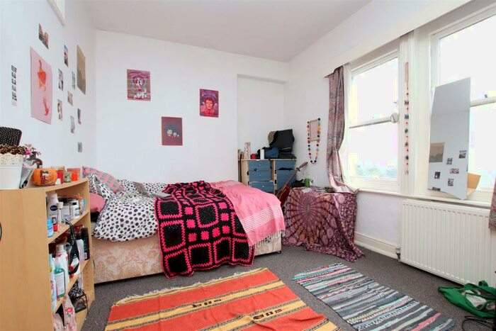 3 Bedroom Flat To Rent In Hillstead House, Weston Park East, Bath, BA1