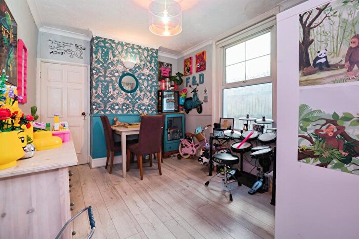 3 Bedroom Semi-Detached House For Sale In Clarendon Road, Southampton, SO16