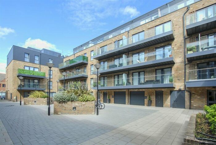 2 Bedroom Flat To Rent In Swan Street, TW7