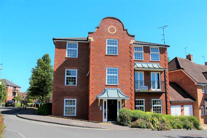 2 Bedroom Flat To Rent In Copperfields, High Wycombe HP12