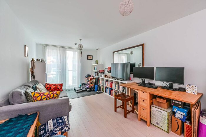 1 Bedroom Flat For Sale In Salamanca Place, Albert Embankment, London, SE1