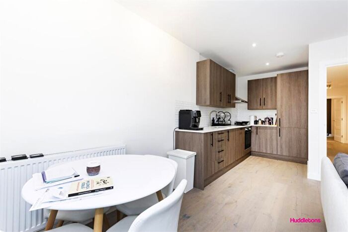 2 Bedroom Flat To Rent In Green Lanes, London, N8