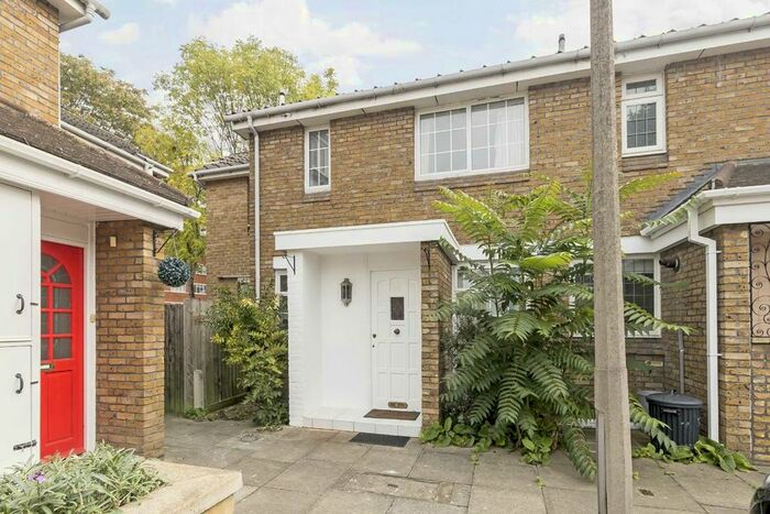 3 Bedroom Property To Rent In Pettiward Close, London, SW15