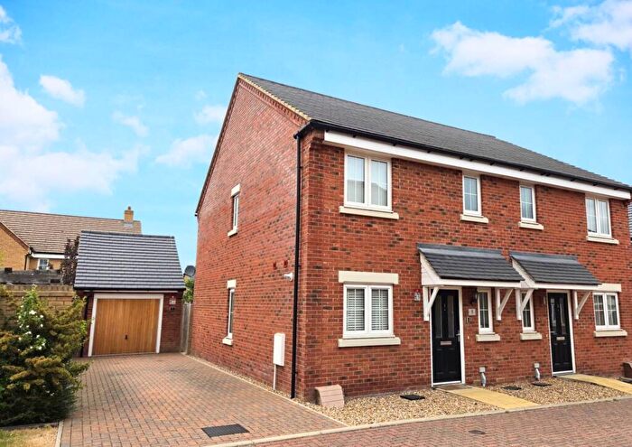 3 Bedroom Semi Detached House For Sale In Botany Mews, Aylesbury, HP22