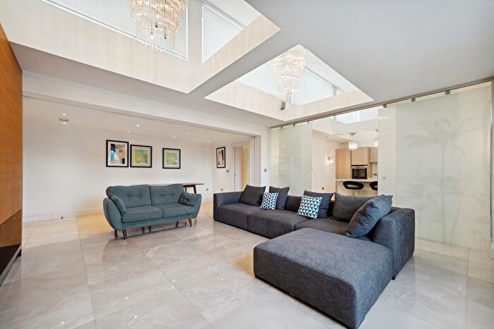 4 Bedroom Flat To Rent In York Terrace West, London, NW1