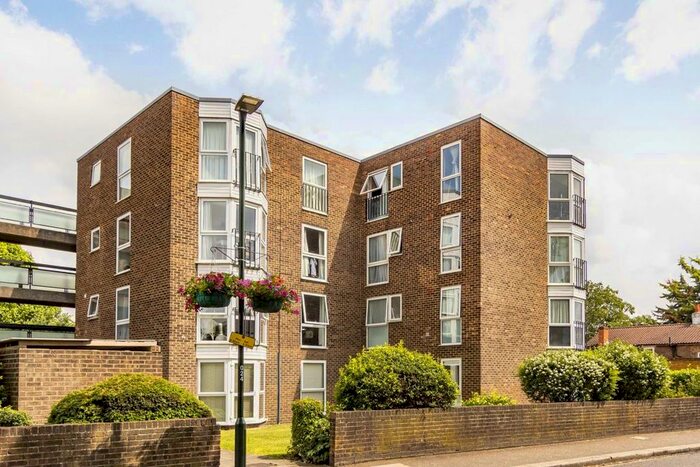 1 Bedroom Flat To Rent In Station Road, Hampton, TW12