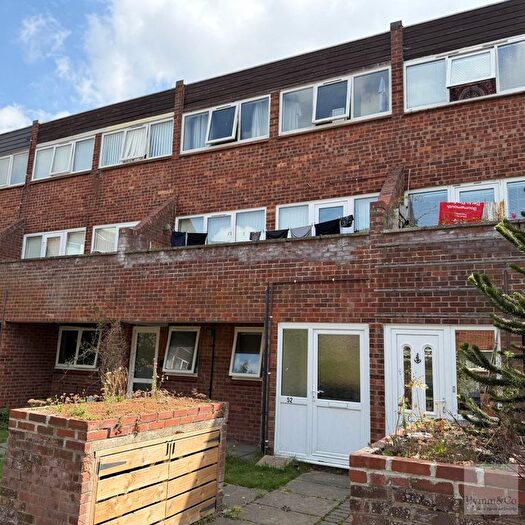3 Bedroom Maisonette For Sale In Templemere, Norwich, NR3