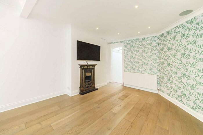 2 Bedroom Flat To Rent In Garratt Lane, Earlsfield, SW18