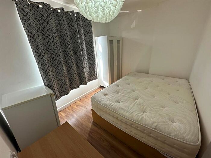 Studio To Rent In Great North Way, London, NW4