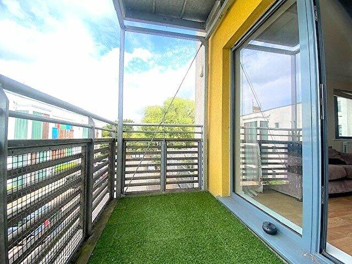 2 Bedroom Apartment To Rent In Crown Dale, London, SE19