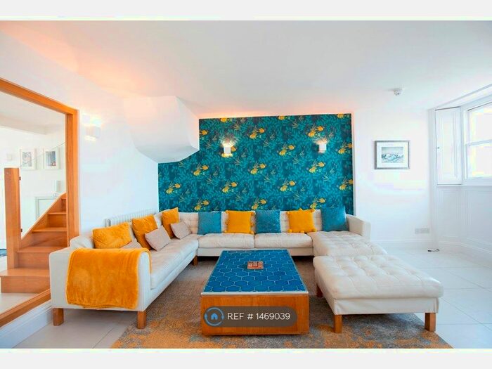 3 Bedroom Flat To Rent In Sussex Square, Brighton, BN2