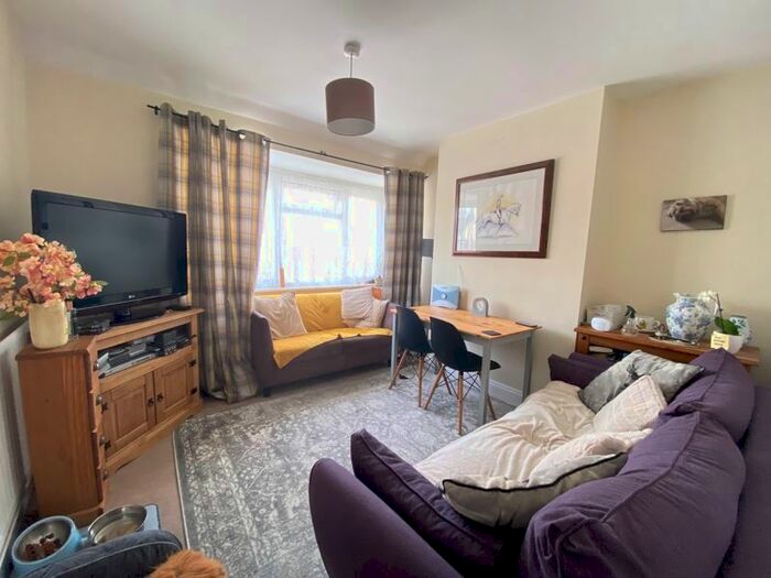 2 Bedroom Flat To Rent In St. Marks Avenue, Northfleet, Gravesend, DA11
