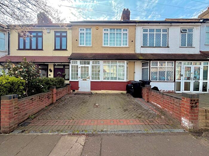 3 Bedroom House To Rent In Chase Lane, Ilford, IG6