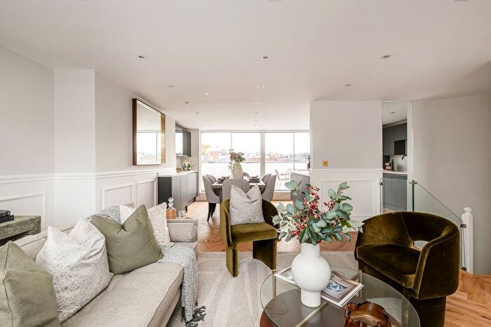 3 Bedroom Flat For Sale In Charles Street, London, W1J