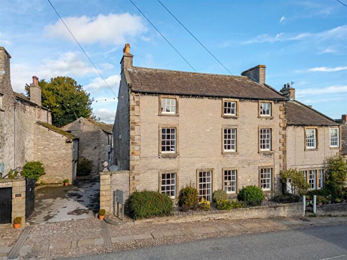 6 Bedroom Character Property For Sale In West End, Middleham, Leyburn, DL8